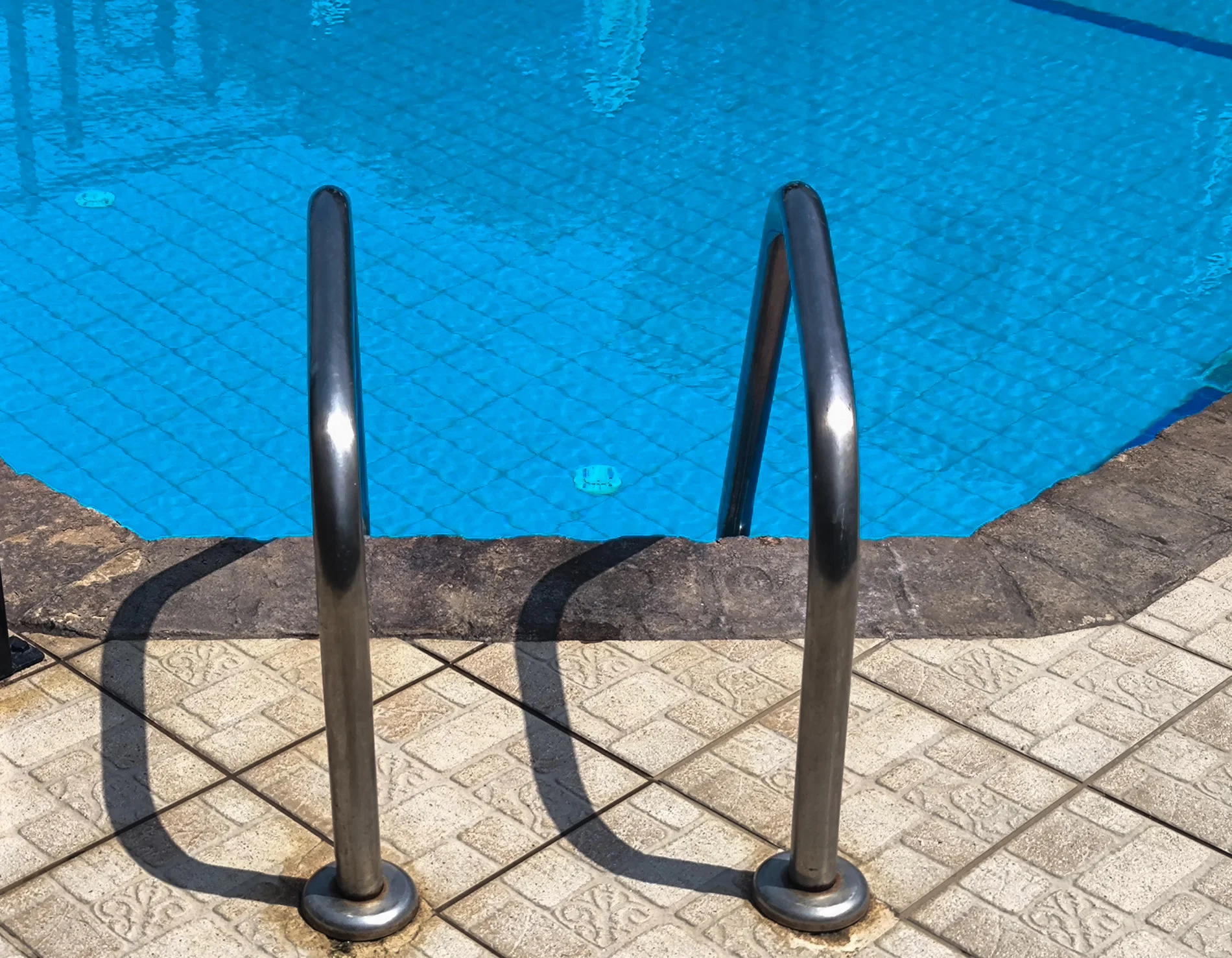 Νέo θεσμικό πλαίσιο για τη λειτουργία πισινών σε τουριστικά καταλύματα