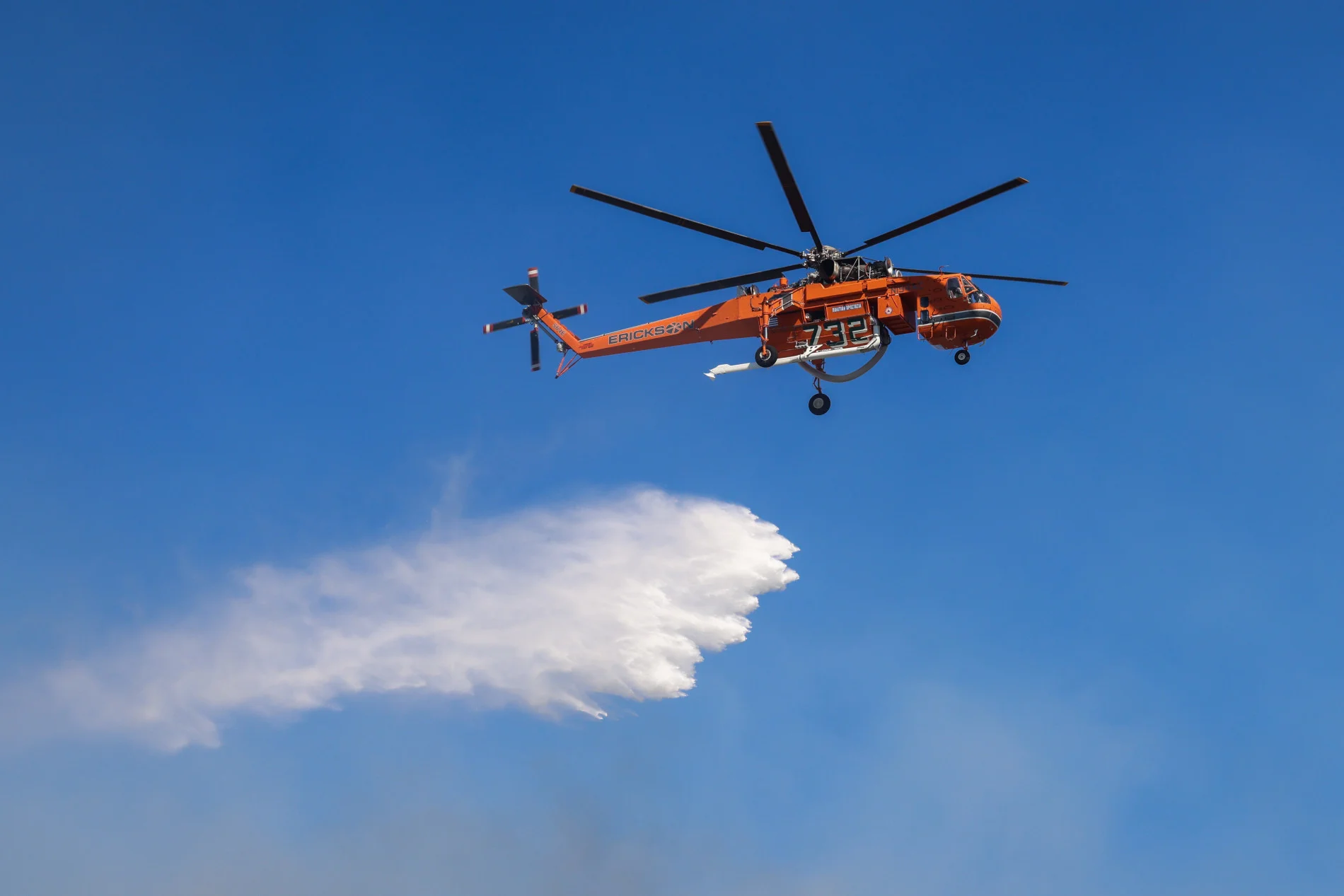 Έπεσε πυροσβεστικό ελικόπτερο – Καλά στην υγεία τους οι χειριστές