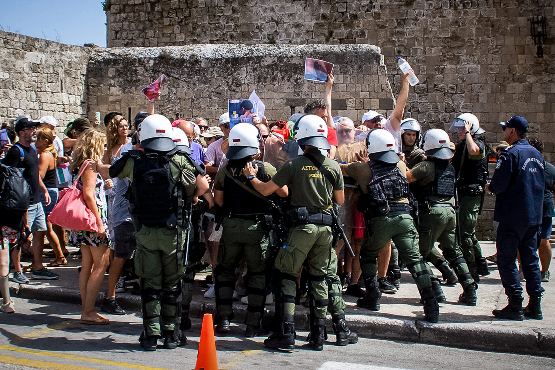 Ρόδος: Επεισοδιακός κατάπλους κρουαζιερόπλοιου με Ισραηλινούς επιβάτες – Οκτώ συλλήψεις