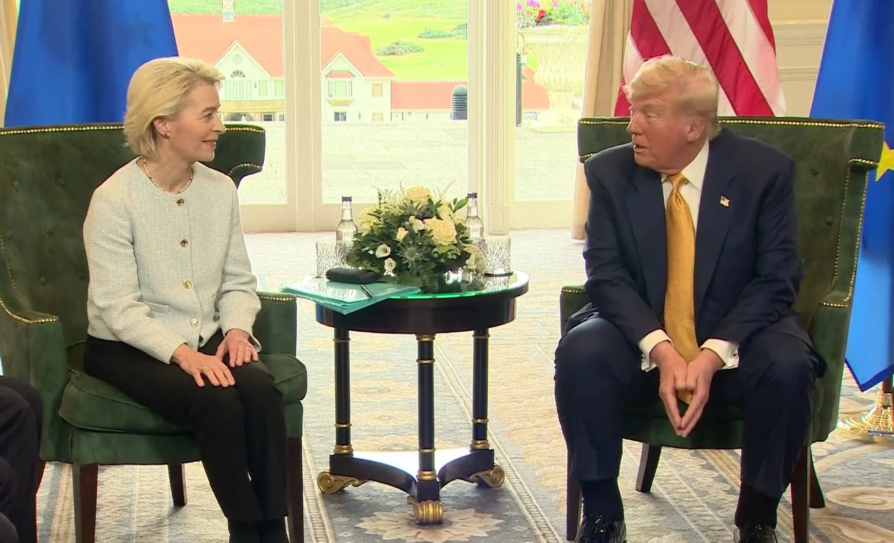 «Η μεγαλύτερη εμπορική συμφωνία»: Δασμοί 15% στα ευρωπαϊκά προϊόντα – Αγορές αμερικανικής ενέργειας, όπλων από τους Ευρωπαίους