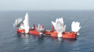 Η στιγμή της επίθεσης στο ελληνικών συμφερόντων Magic Seas στην Ερυθρά Θάλασσα &#8211; Δείτε βίντεο