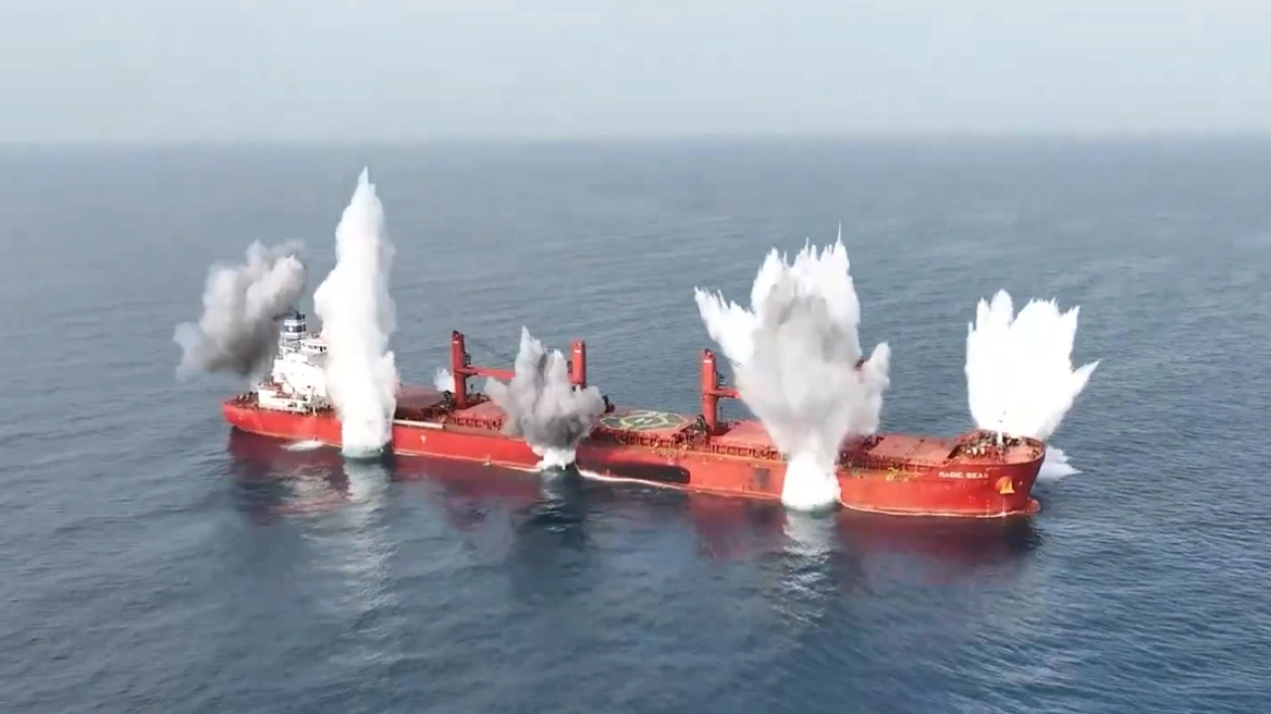 Η στιγμή της επίθεσης στο ελληνικών συμφερόντων Magic Seas στην Ερυθρά Θάλασσα &#8211; Δείτε βίντεο