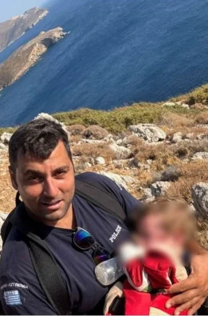 Λέρος: Αστυνομικοί διέσωσαν βρέφος κατά τη διάρκεια επιχείρησης απεγκλωβισμού μεταναστών