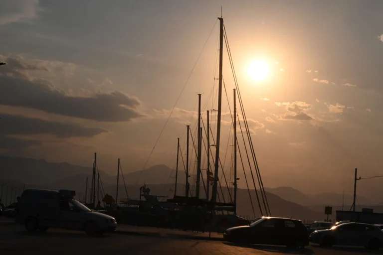 Καιρός: Ηλιοφάνεια και βοριάδες έως 7 μποφόρ την Τρίτη