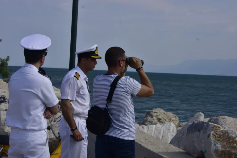 Τουριστικό σκάφος από το Κουσάντασι με 250 επιβάτες έφτασε με άθλιες συνθήκες στην Κω, η παρέμβαση του λιμενικού και το «μπράβο» του Κικίλια