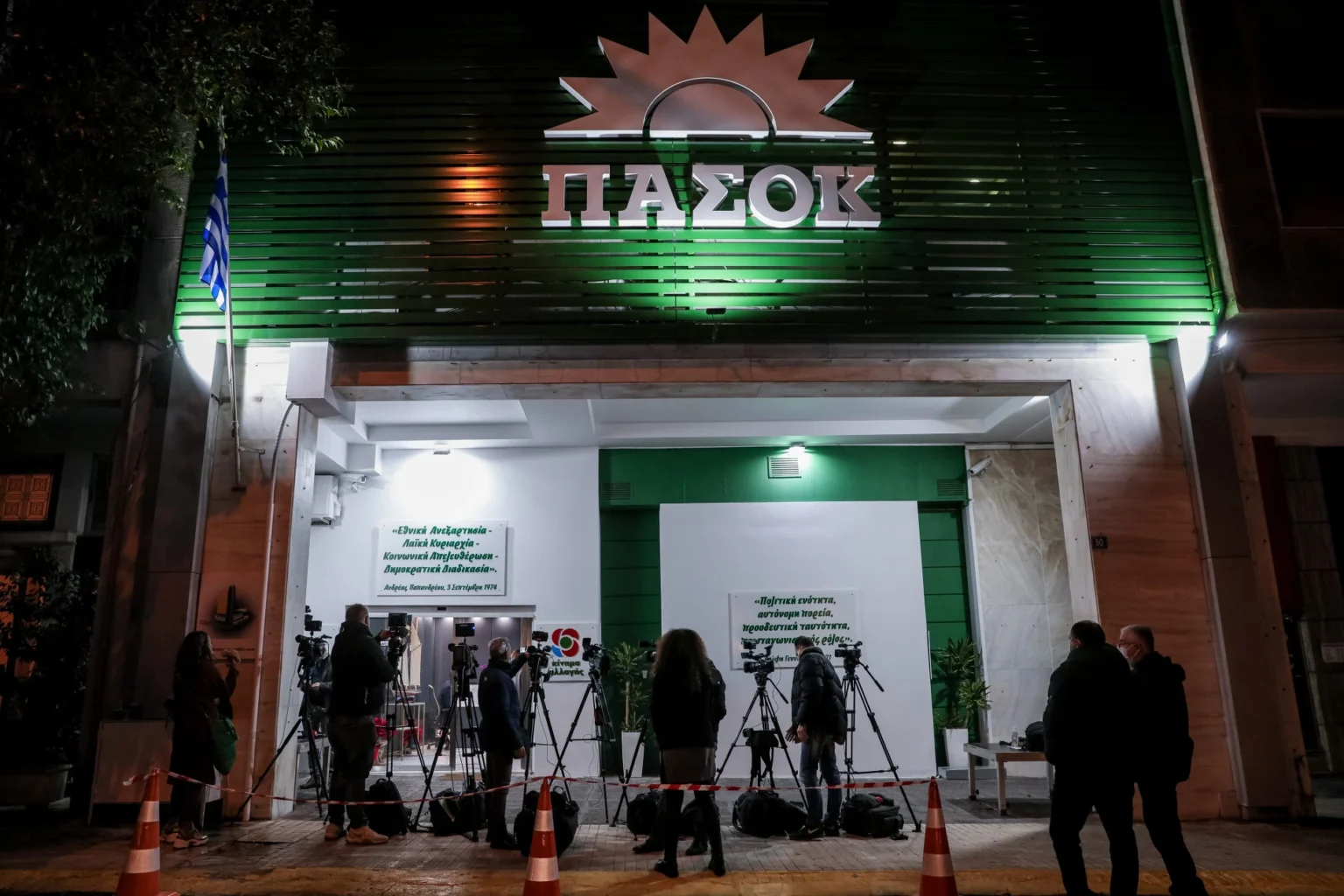 To ΠΑΣΟΚ δημοσιεύει τη «Μαύρη Βίβλο» κατά της κυβέρνησης με 4 Συνεντεύξεις Τύπου