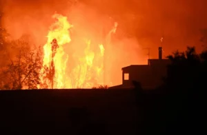 Σε πύρινο κλοιό η χώρα: Εκκενώνεται η Κάτω Αχαΐα, καίγονται σπίτια και αυτοκίνητα, νέο μέτωπο στα Συχαινά – Ολονύχτια μάχη σε Ζάκυνθο, Χίο, Πρέβεζα και Αιτωλοακαρνανία