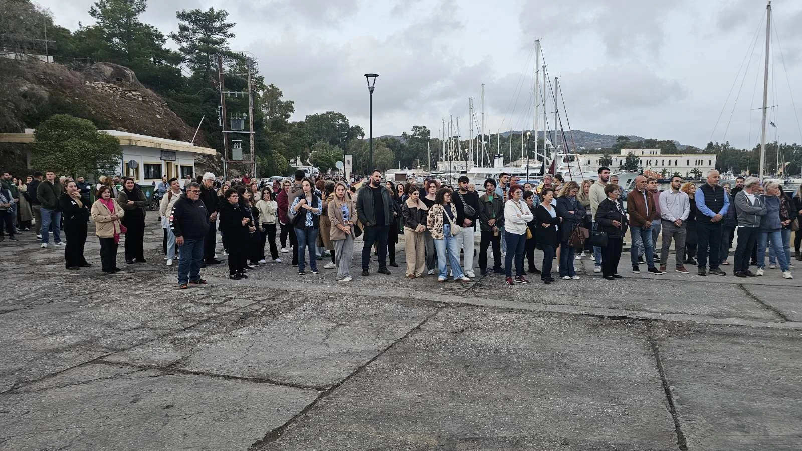 Λέρος: Μαζική συγκέντρωση διαμαρτυρίας στο Λιμάνι για την υποστελέχωση του Νοσοκομείου