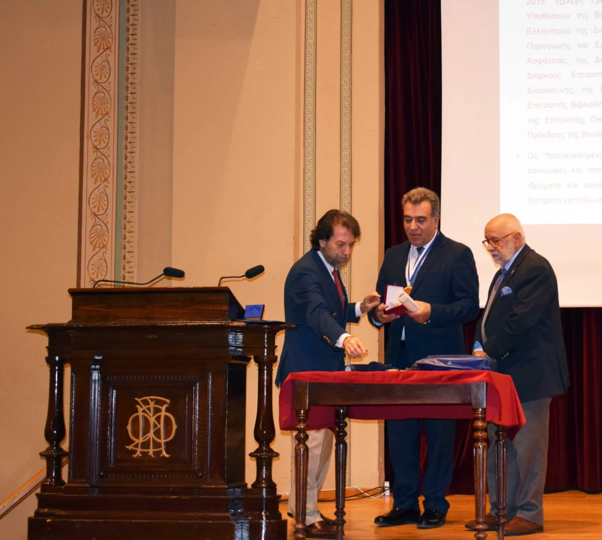 Τιμητική διάκριση στον Μάνο Κόνσολα από τον Φιλολογικό Σύλλογο ‘’Παρνασσός’’, τον πιο ιστορικό σύλλογο της χώρας