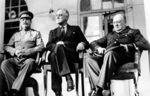 Σαν σήμερα 28 Νοεμβρίου: Οι «Τρεις Μεγάλοι» ορίζουν το τέλος των ναζί – Το «μαύρο αστείο» του Στάλιν που έκανε έξαλλο τον Τσώρτσιλ