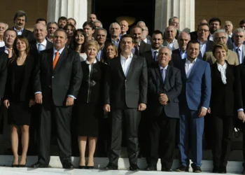 Ιθάκη: Ο Αλέξης Τσίπρας βγάζει στη σέντρα Βαρουφάκη, Λαφαζάνη, Πολάκη και Παππά – Το άγνωστο «όχι» της Αχτσιόγλου