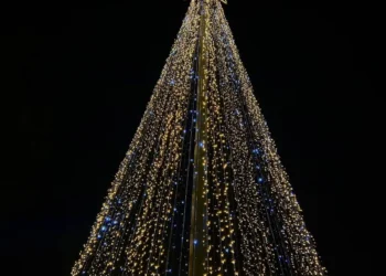 Λέρος: Με λαμπρότητα πραγματοποιήθηκε η φωταγώγηση του Χριστουγεννιάτικου δέντρου