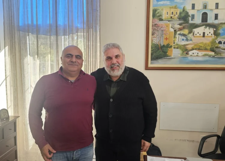 Ο ιατρός Hafiz Moin Uddin με τον Διοικητή του Νοσοκομείου Λέρου Σταμάτη Καρδάση