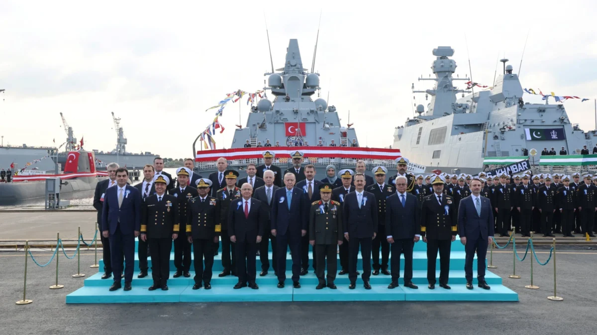 Ο Ερντογάν παραλαμβάνει νέο υποβρύχιο και αποβατικό αλλά δηλώνει «δεν έχουμε καμία βλέψη στα εδάφη κανενός»