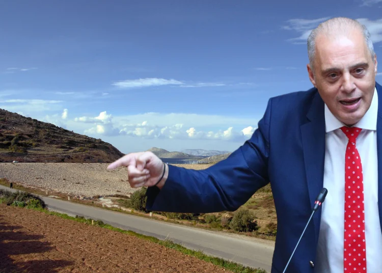 Ο Πρόεδρος της Ελληνικής Λύσης, βουλευτής Κυριάκος Βελόπουλος, με φόντο το φράγμα της Λέρου. (Φώτο Eurokinissi)