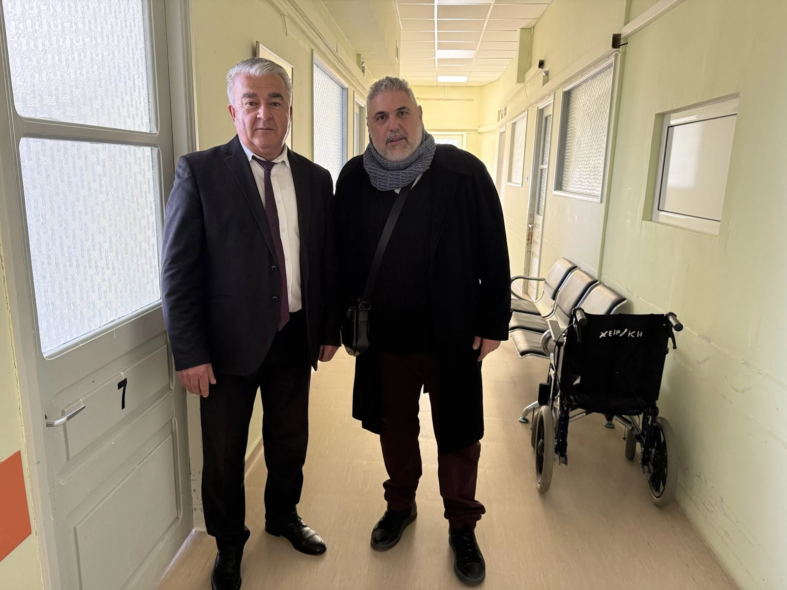 Ο Γιάννης θεμέλαρος (αριστερά) με τον διοικητή του Νοσοκομείου Λέρου Σταμάτη Καρδάση