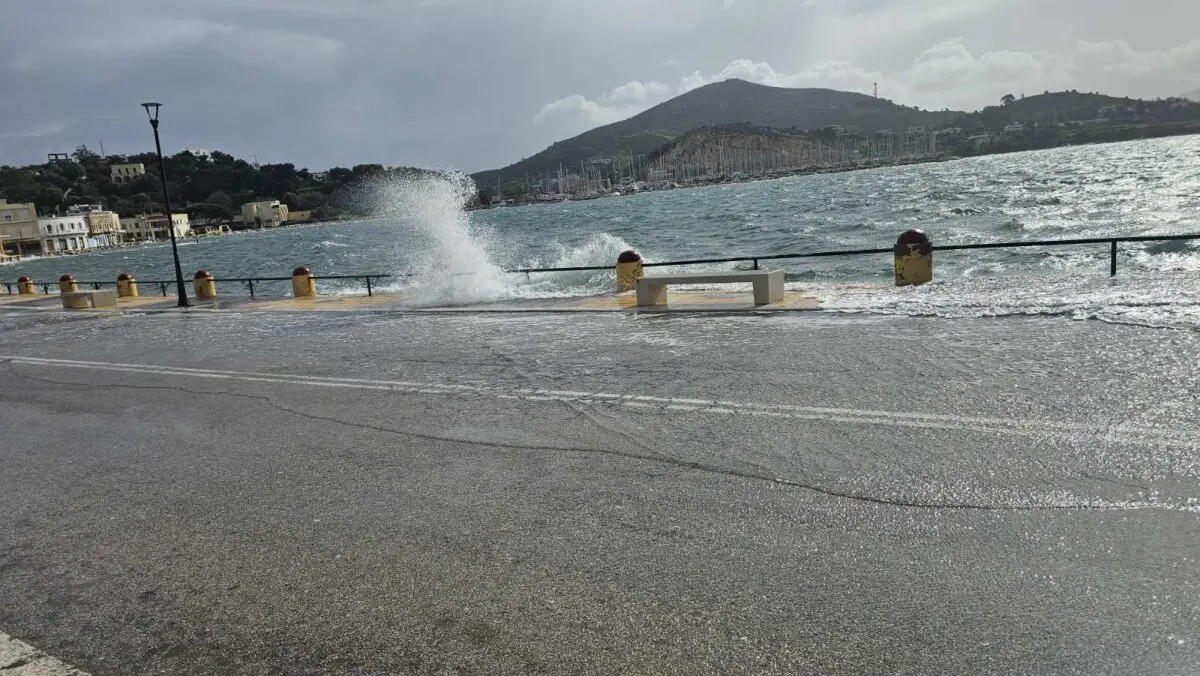 Λέρος: Μετατράπηκε σε… λίμνη ο παραλιακός δρόμος στο Λακκί λόγω κακοκαιρίας