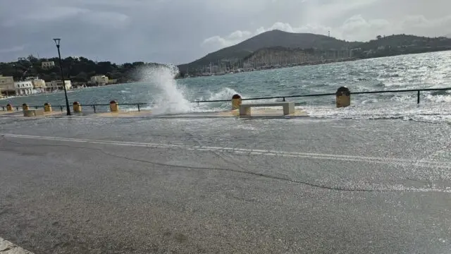 Λέρος: Μετατράπηκε σε… λίμνη ο παραλιακός δρόμος στο Λακκί λόγω κακοκαιρίας