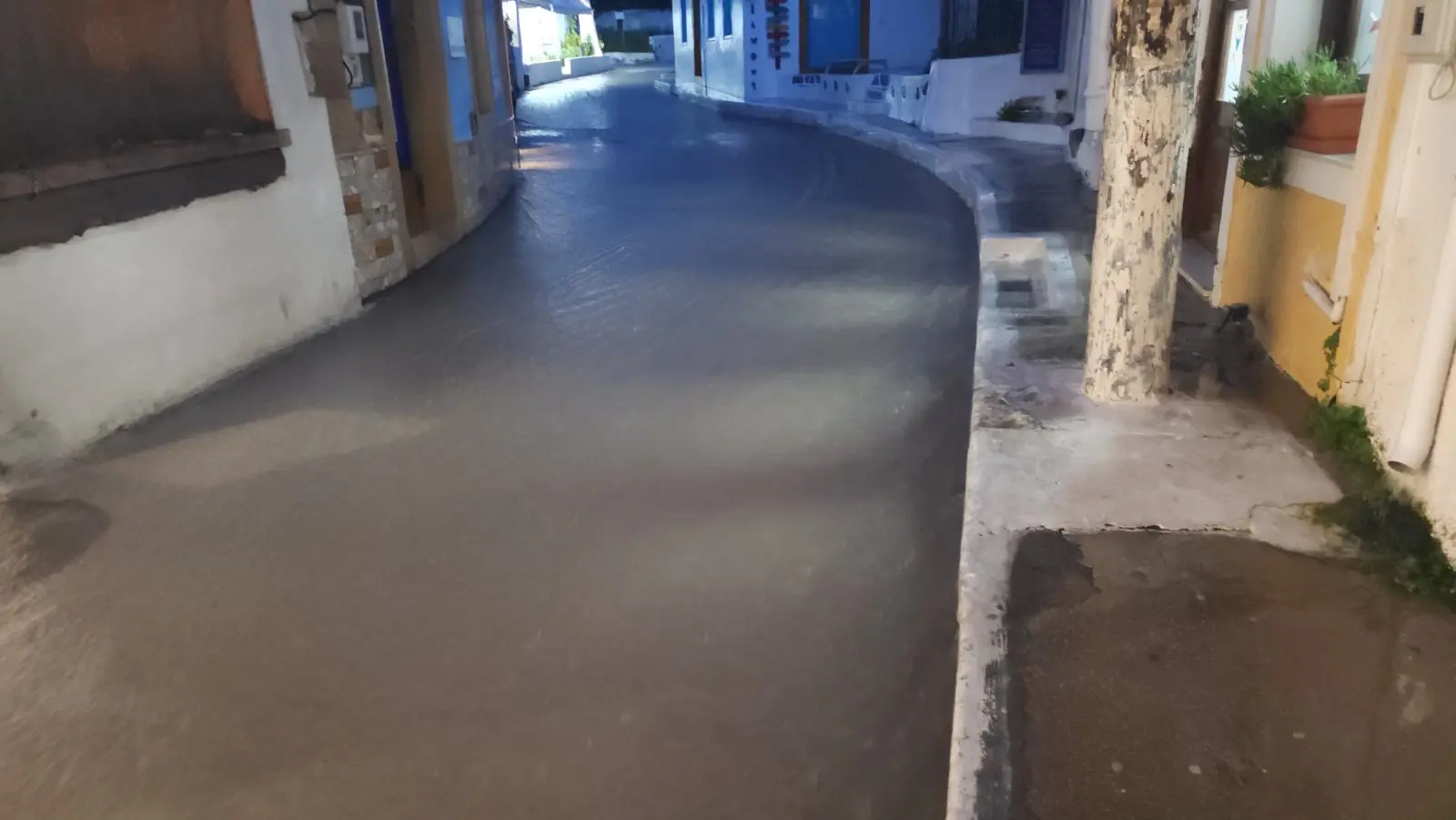 Λέρος: Οι ισχυρές βροχοπτώσεις μετέτρεψαν δρόμους σε ποτάμια