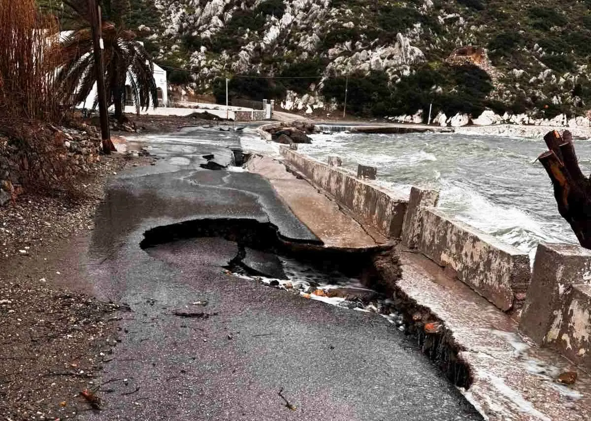 Λέρος: Εκτεταμένες ζημιές στο παραλιακό οδικό δίκτυο από την κακοκαιρία &#8211; Κλειστός ο δρόμος στο Δρυμώνα