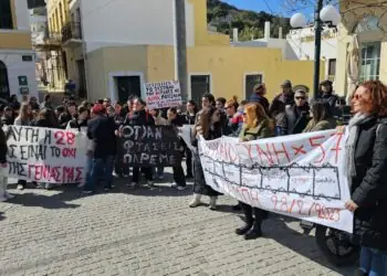 Λέρος: Μεγαλειώδης συγκέντρωση διαμαρτυρίας για τα Τέμπη στον Πλάτανο