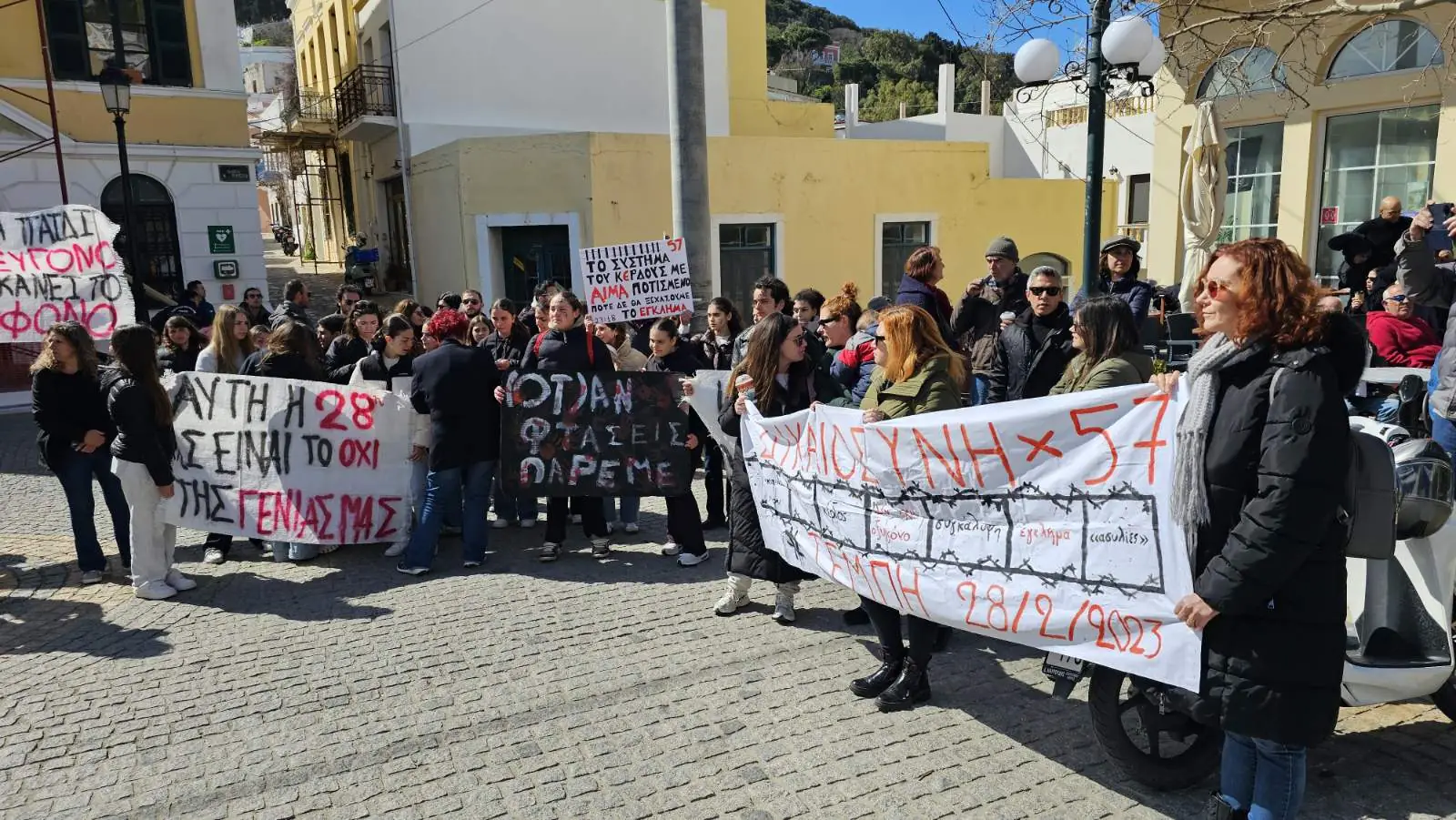 Λέρος: Μεγαλειώδης συγκέντρωση διαμαρτυρίας για τα Τέμπη στον Πλάτανο