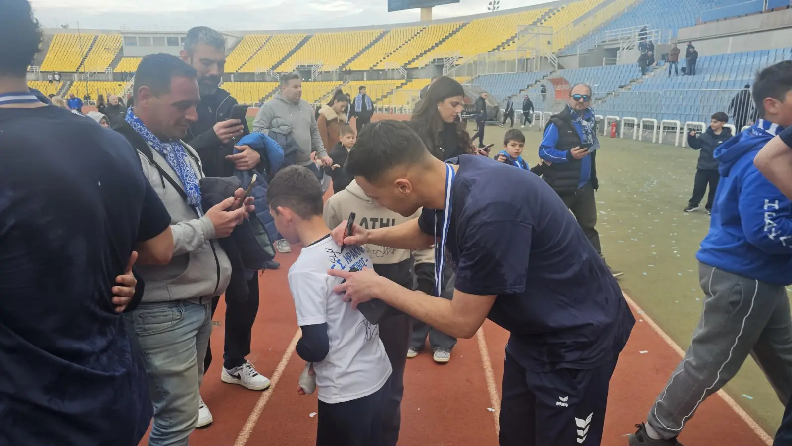 Στιγμές λατρείας για τον Θεοδόση Μαχαίρα από τους φίλους του Ηρακλή!