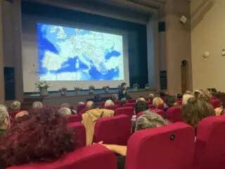 Μπελλένειο Γυμνάσιο: Μια συγκλονιστική αναδρομή στην Ιστορία του Ελληνισμού από τη Μαρία Ευθυμίου στο κατάμεστο Δημοτικό Κινηματοθέατρο Λέρου