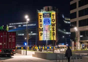 Η Greenpeace μεταμορφώνει την έδρα της ΕΕ σε “Πύργο του Trump”