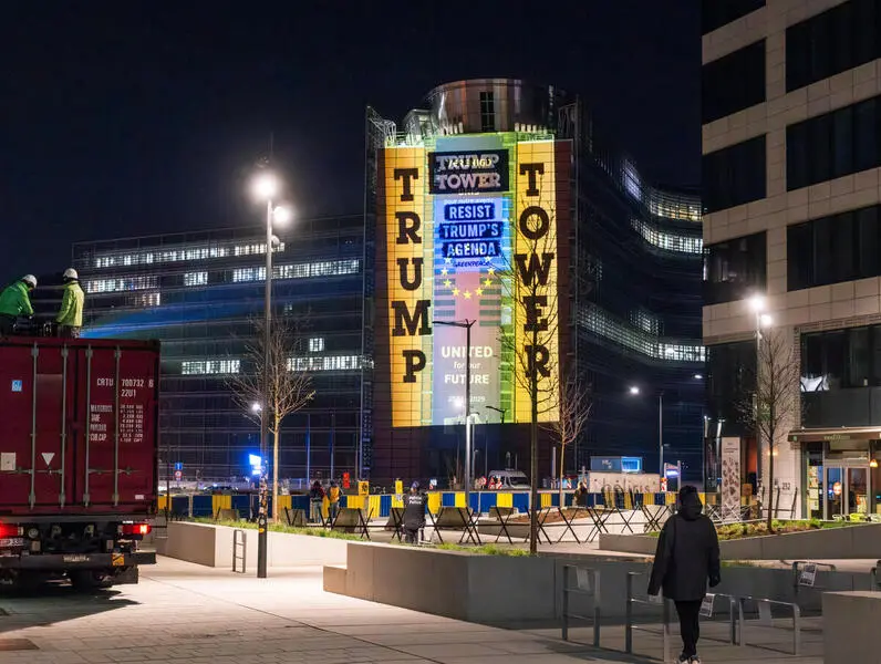 Η Greenpeace μεταμορφώνει την έδρα της ΕΕ σε “Πύργο του Trump”