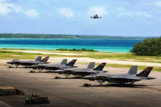 Η Βρετανία παραχωρεί στις ΗΠΑ βάσεις της για να σταματήσουν ιρανικές επιθέσεις σε πλοία στα Στενά του Ορμούζ