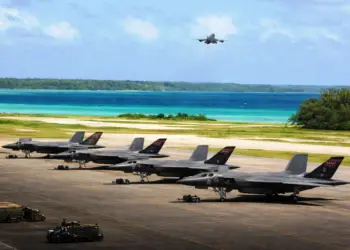 Η Βρετανία παραχωρεί στις ΗΠΑ βάσεις της για να σταματήσουν ιρανικές επιθέσεις σε πλοία στα Στενά του Ορμούζ