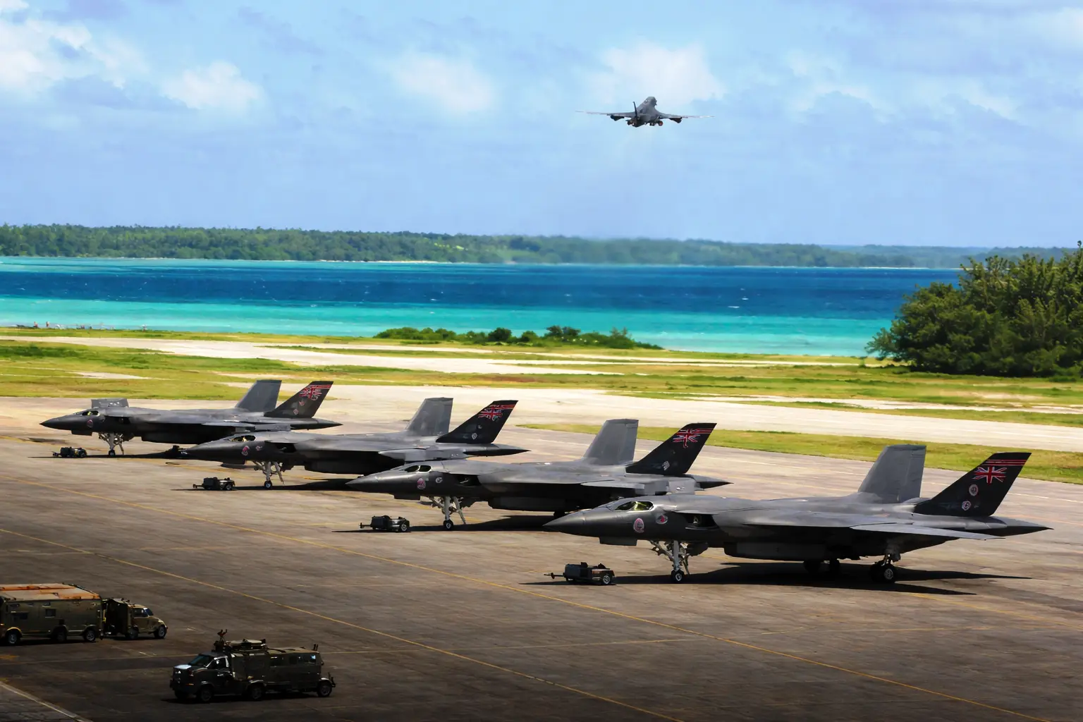 Η Βρετανία παραχωρεί στις ΗΠΑ βάσεις της για να σταματήσουν ιρανικές επιθέσεις σε πλοία στα Στενά του Ορμούζ