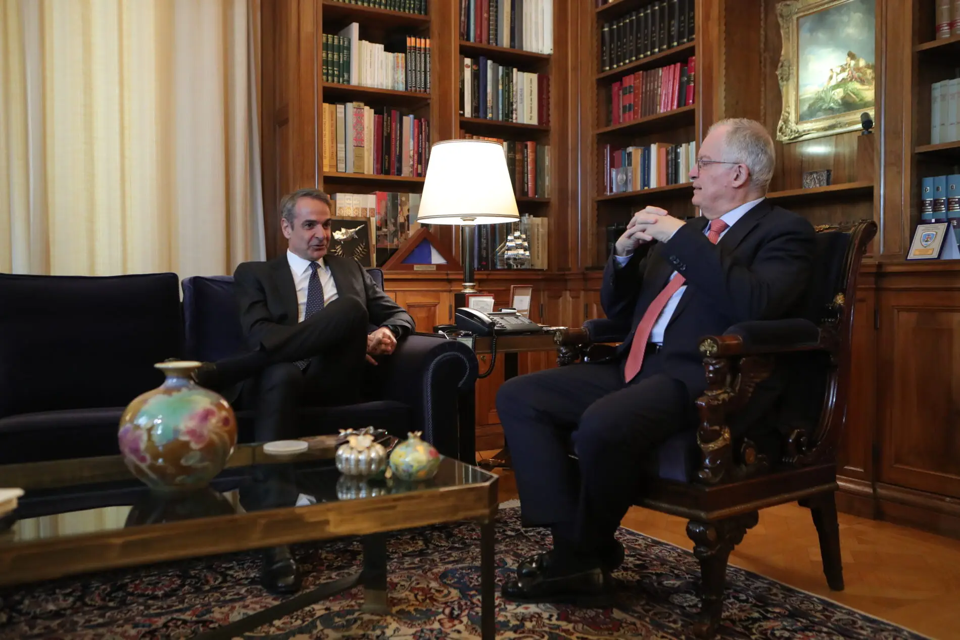 Η κυβέρνηση επιβάλλει πλαφόν στο περιθώριο κέρδους σε καύσιμα και προϊόντα super market για ένα τρίμηνο