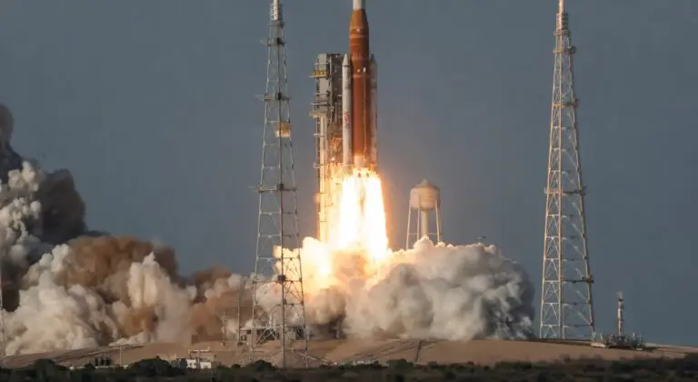 Artemis 2: Εκτοξεύτηκε η επανδρωμένη αποστολή της NASA με προορισμό τη Σελήνη