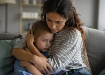Προστατεύω ή κρύβω; Η αλήθεια μέσα στην οικογένεια