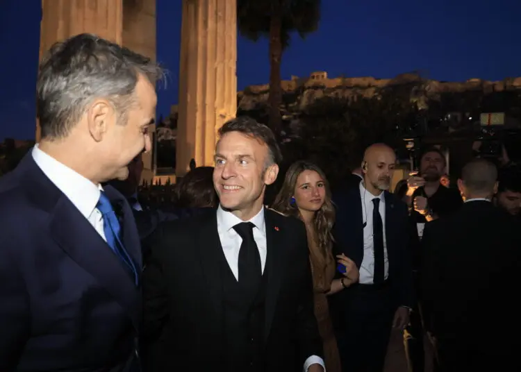 Συζήτηση του πρωθυπουργού Κυριάκου Μητσοτάκη με τον Πρόεδρο της Γαλλίας Emmanuel Macron, στο πλαίσιο εκδήλωσης που διοργάνωσε η εφημερίδα "Καθημερινή" με θέμα "Προκλήσεις για την Ευρώπη - Ο δρόμος προς το αύριο", στην Ρωμαϊκή Αγορά Αθηνών, Παρασκευή 24 Απριλίου 2026.  (ΓΙΩΡΓΟΣ ΚΟΝΤΑΡΙΝΗΣ/EUROKINISSI)