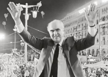 Σαν σήμερα 20 Απριλίου: Το «Τσοβόλα δώσ’ τα όλα» – Πώς γεννήθηκε η φράση που έγινε σύμβολο μιας εποχής