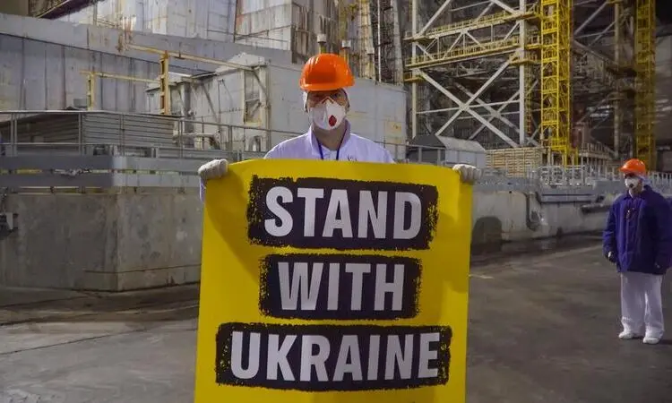 Ahead of the 40th anniversary of the Chornobyl reactor disaster (26. April 1986), Greenpeace activists are protesting in front of the nuclear ruin, calling for stronger support for Ukraine in securing the accident site. The New Safe Confinement over the Sarcophagus and damaged reactor, was severely impacted by a Russian drone attack, can no longer reliably fulfill its function.