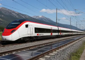 Πώς η Ελβετία επανεφευρίσκει τον σιδηρόδρομο με φωτοβολταϊκά πάνελ