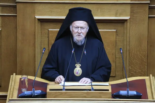 Ιστορική ομιλία Βαρθολομαίου στη Βουλή: «Θεσμός υπέρ της ειρήνης ο Οικουμενικός Θρόνος»
