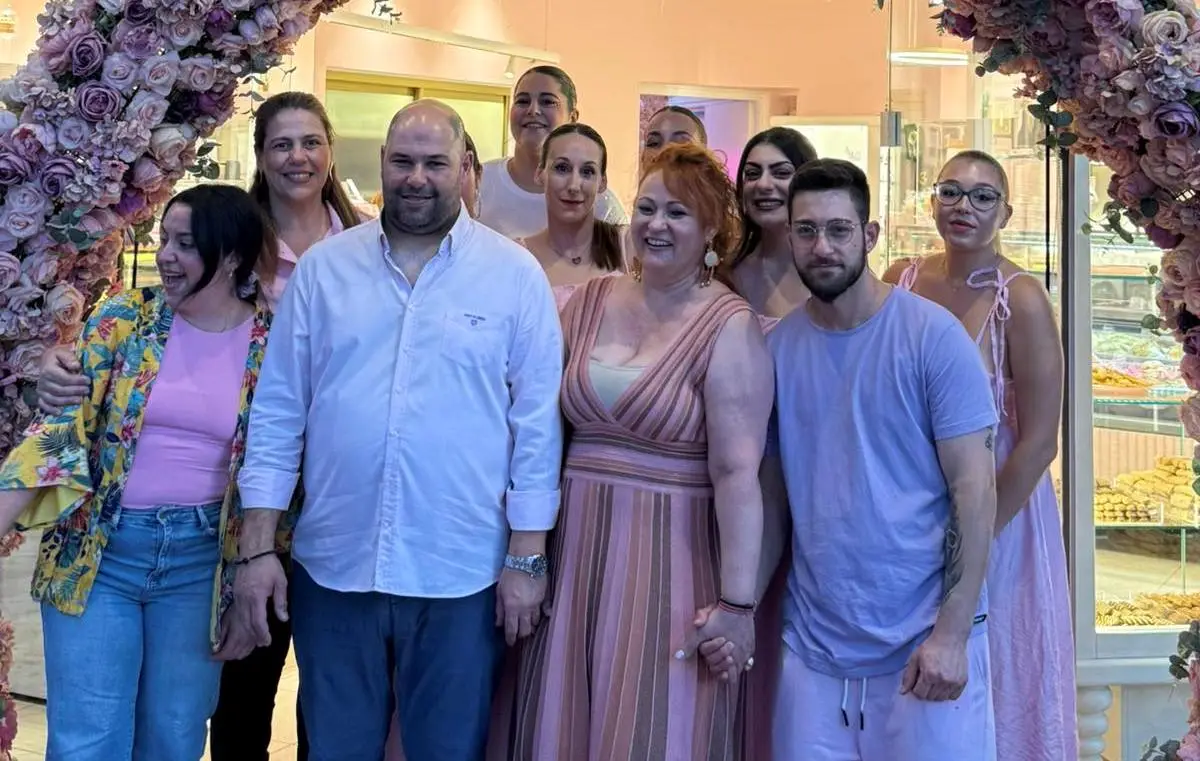 Λέρος: Ροζ βραδιά στο ζαχαροπλαστείο «Ρεπάπης» για την Παγκόσμια Ημέρα του Ροζ