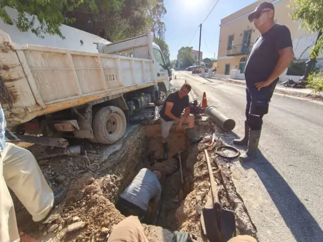 Λέρος: Αποκατάσταση σπασμένου αγωγού νερού στο Κριθώνι