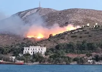 Λέρος: Υπό έλεγχο η πυρκαγιά στην περιοχή της Κλειστής Ελεγχόμενης Δομής