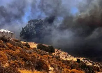 Λέρος: Ανεξέλεγκτες διαστάσεις η πυρκαγιά στον Τσίγγουνα