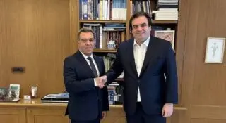 Ο Μάνος Κόνσολας παρέδωσε νομοσχέδιο για την αντιμετώπιση της διάβρωσης των ακτών σε τρεις Υπουργούς