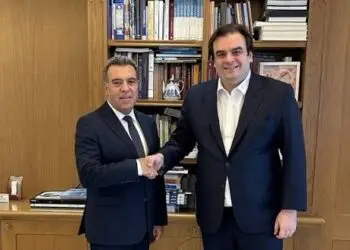 Ο Μάνος Κόνσολας παρέδωσε νομοσχέδιο για την αντιμετώπιση της διάβρωσης των ακτών σε τρεις Υπουργούς