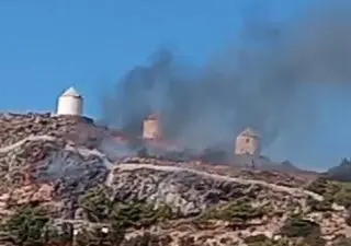 Λέρος: Πυρκαγιά στους Ανεμόμυλους