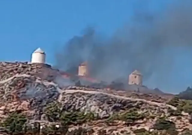 Λέρος: Πυρκαγιά στους Ανεμόμυλους