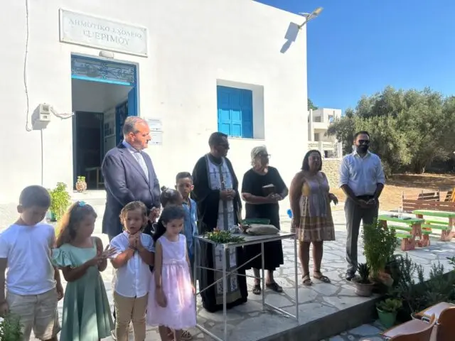 Μια ξεχωριστή ημέρα για την Ψέριμο: Έξι παιδιά στο σχολείο, ελπίδα για το μέλλον του νησιού – Στον Αγιασμό ο Γιάννης Παππάς